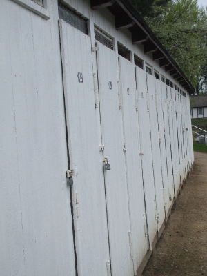 Alte Umkleidekabinen im Freibad