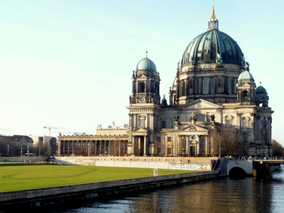 Berliner Dom mit grünem Schlossplatz