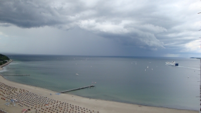 dunkle Wolken über Lübecker Bucht vor Travemünde