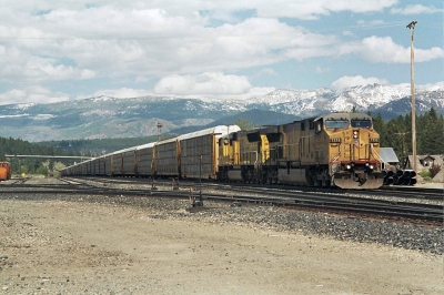 Güterzug in den Rocky Mountains