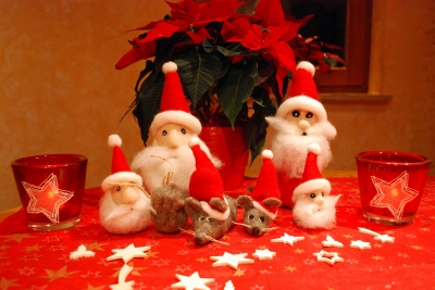 Versammlung der Weihnachtsmänner und -mäuse
