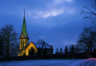 Kirche Wildenau im Dezemberschnee
