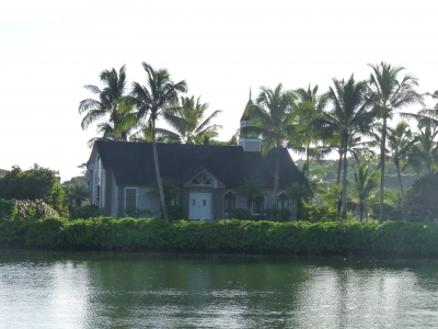 Gotteshaus unter Palmen