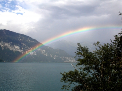 Regenbogen über dem See