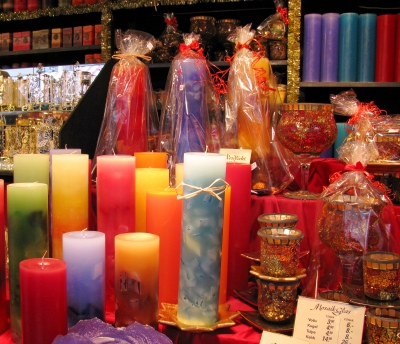 Weihnachtsmarkt Regensburg - Verkaufsstand mit Kerzen