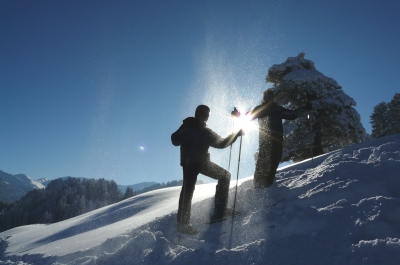 skifahrer im gegenlicht