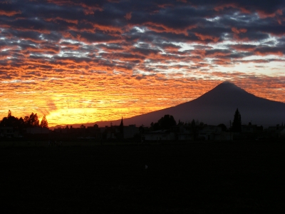 Der Popocatépetl in Mexiko bei Sonnenuntergang