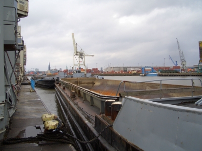 Im Dock des Hamburger Hafens
