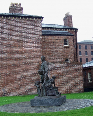 Liverpool, Statue in den Docklands