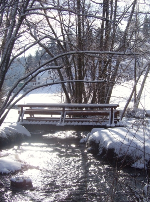 Holzbrücke im winterlichen Kleid