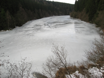 Talsperre im Winter