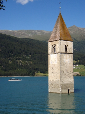 Reschensee Kirchturm mit Boot