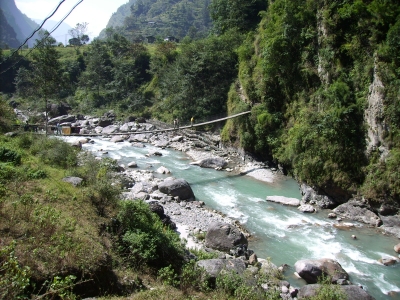 Nepal - Fluss mit Hängebrücke