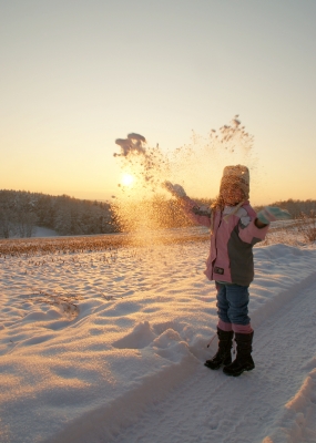 Kind spielt mit Schnee