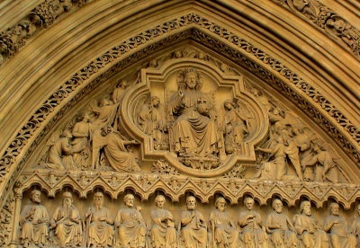 London, Relief über Kirchenportal
