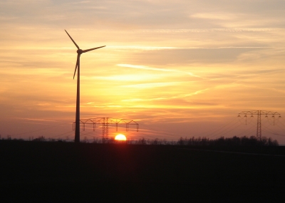 Sonnenuntergang mit Windkraftrad