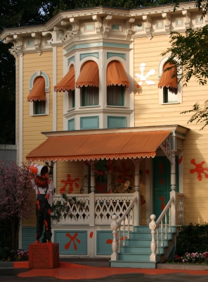 Halloween Deko an einem Haus im Disneyland