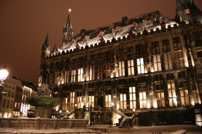 Aachener Rathaus bei Nacht und im Schnee
