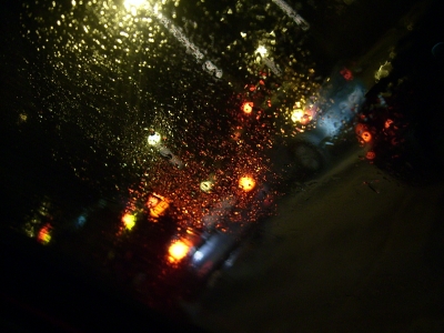 Verkehr im Regen bei Nacht