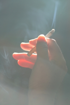 Rauchende Hand 2