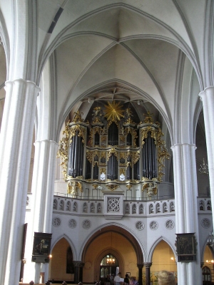 Kirchenschiff mit Orgel