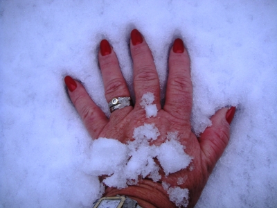 Warme Hand im Schnee