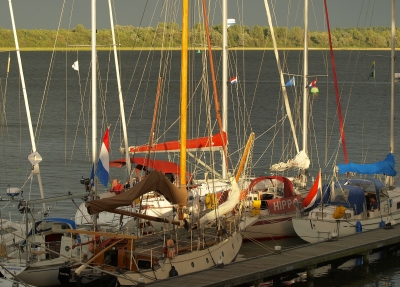 farbenfrohe Gewitterstimmung am Hafen