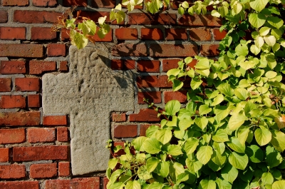 altes Steinkreuz in der Ziegelmauer