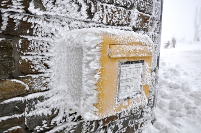 Briefkasten im Schnee
