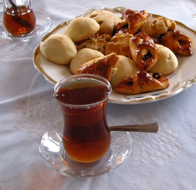 Türkisches Gebäck mit typischen Teegläsern