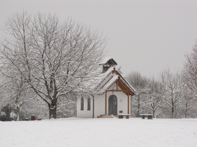 Romantische Kapelle im Winter
