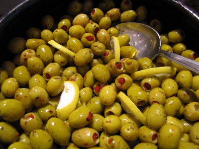 grüne Oliven entkernt