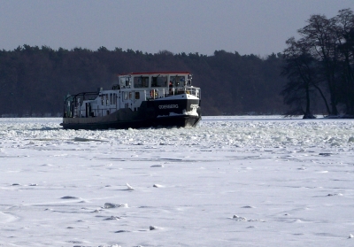 Eisbrecher auf dem Langen See in Berlin