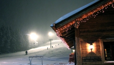 Skihütte mit Flutlicht-Schlepplift
