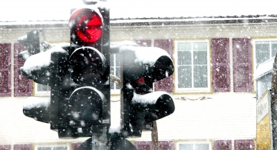 Schneetreiben mit roter Ampel 2