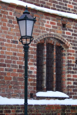 Gaslaterne und Kirchenfenster