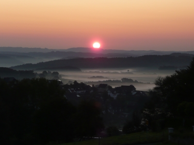 Nebeltäler bei Sonnenaufgang