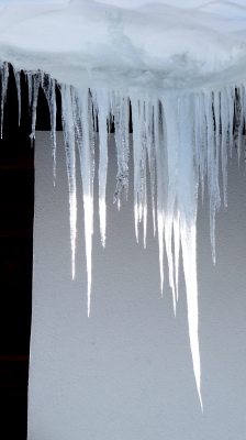 Eiszapfen am Hausdach