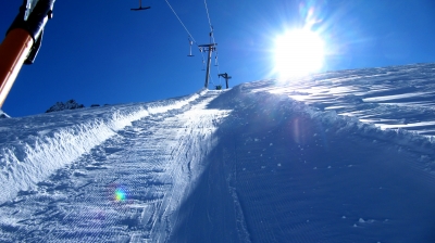 Skifahrer zur Sonne