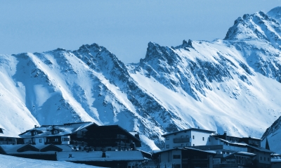 Alpendorf mit Berggrat
