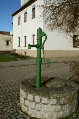 Brunnen mit Pumpe