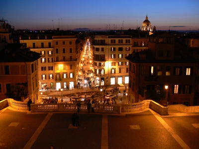 Rom: Via dei Condotti zur blauen Stunde