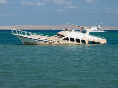 Gesunkene Yacht vor der Küste in Hurghada  ( Ägypten )