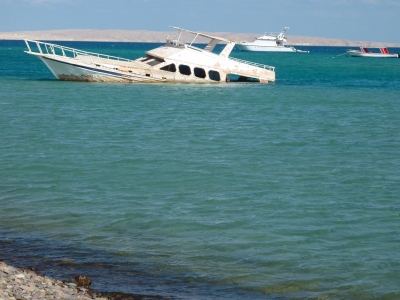Gesunkene Yacht vor der Küste in Hurghada  ( Ägypten )