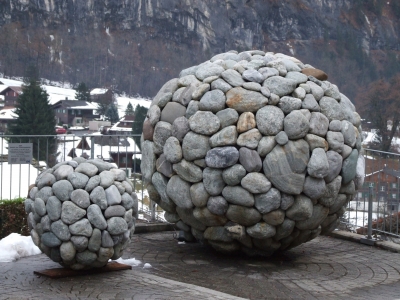2 Steinkugeln in Lauterbrunnen