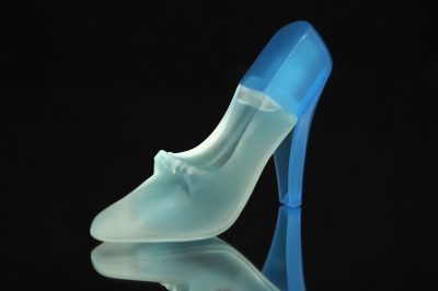 blauer Schuh aus Glas
