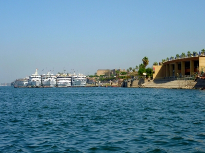 Kreuzfahrtschiffe auf dem Nil bei Luxor