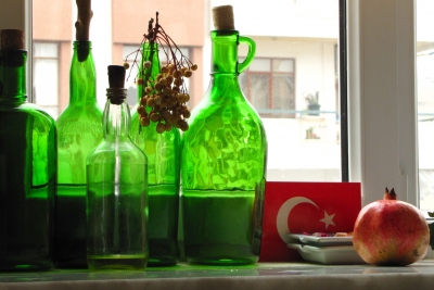 Stillleben mit grünen Flaschen