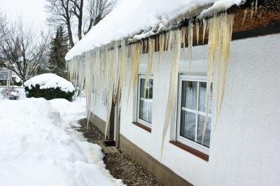 Eiszapfen am Reethaus