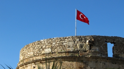 Alter Wehrturm mit türkischer Fahne